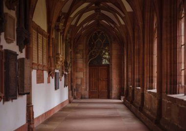Basel 'in Gotik Protestan katedrali, 9. yüzyılın tapınağına kadar uzanan iki kuleli ve kiremitli çatısı var. Katedral iç mimarisi