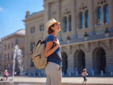 İsviçre 'de harika bir tatil geçiren bir kadın, BErn, Federal Saray. Turistik yerleri ve manzaraları ziyaret eden bir bayan..