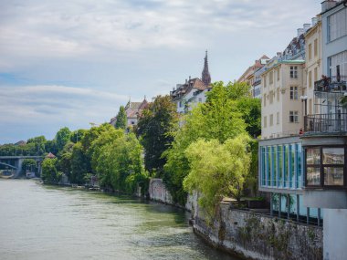 İsviçre 'nin Basel ve Ren nehirlerindeki binalar. İsviçre 'nin Riverside' ı