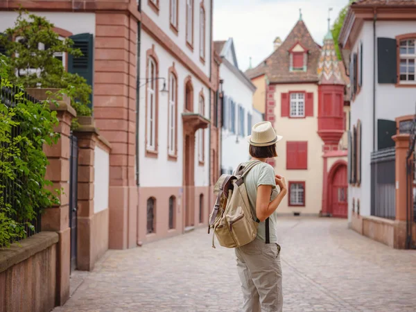 夏のヨーロッパの若いアジアの女性に旅行 スイスで素晴らしい休暇を過ごしている女性 バーゼル 観光名所や名所を訪れる女性 — ストック写真