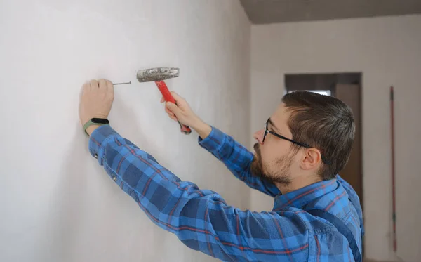 Joven Con Traje Trabajo Azul Haciendo Apartamento Reparación Concepto Renovación — Foto de Stock