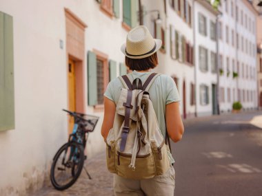 Yazın Avrupa 'ya git genç Asyalı kadın. İsviçre 'de harika bir tatil geçiren bir kadın, Basel. Turistik yerleri ve manzaraları ziyaret eden bir bayan..
