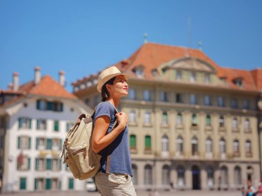 İsviçre 'de harika bir tatil geçiren bir kadın, BErn, Federal Saray. Turistik yerleri ve manzaraları ziyaret eden bir bayan..
