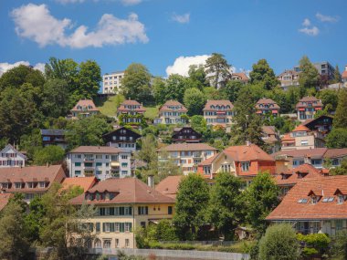 Yazın Bern, İsviçre 'ye seyahat. Bern 'ün eski bölümü UNESCO Dünya Mirası Alanı olarak tanınıyor