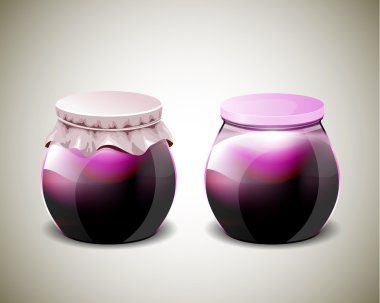 Plastik ve kağıt kapaklı iki kavanoz reçel.