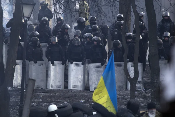 Cordon van "berkut" naast uit met barricades Rechtenvrije Stockafbeeldingen