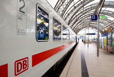 Tren istasyonunda yolcu treni