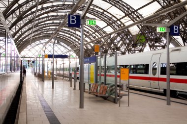 Tren istasyonunda yolcu treni