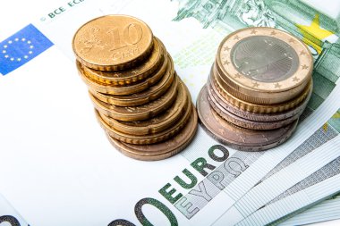 Euro banknot ile çeşitli madeni paralar
