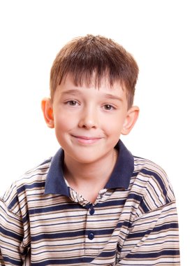 Beyaz bir arka plan üzerinde izole bir sevimli gülümseyen küçük çocuk portresi.