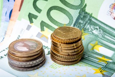 Euro banknot ile çeşitli madeni paralar