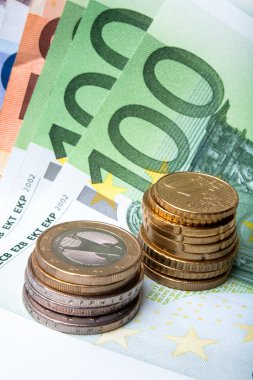 Euro banknot ile çeşitli madeni paralar