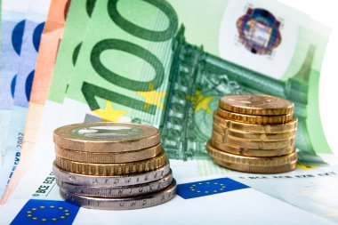 Euro banknot ile çeşitli madeni paralar