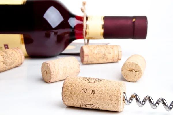 Fles wijn met corkscrew geïsoleerd op wit — Stockfoto