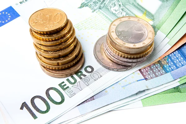 Billets en euros avec différentes pièces — Photo
