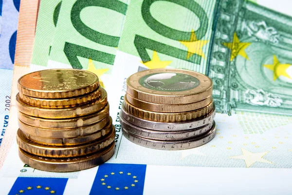 Euro-Banknoten mit verschiedenen Münzen — Stockfoto