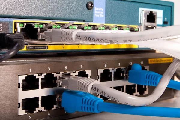 Network switch och patch kablar — Stockfoto