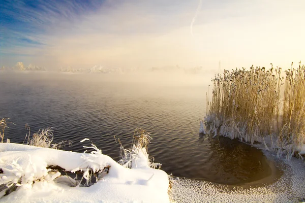 Bílé zimní krajiny. jezero a obloha — Stock fotografie