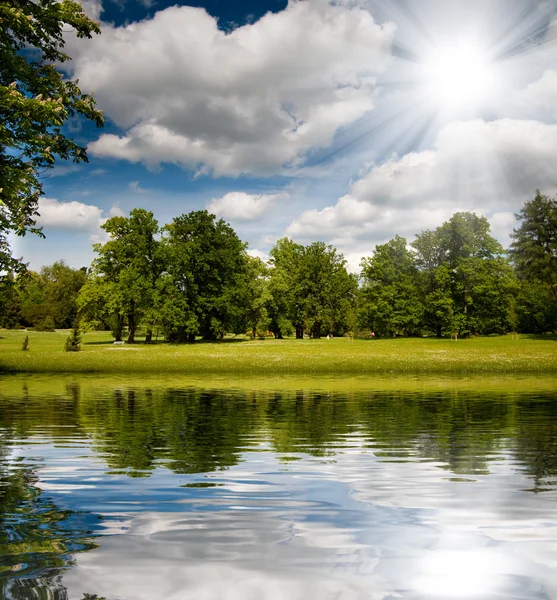 Beautiful mountain valley reflection on lake surface — Stock Photo, Image