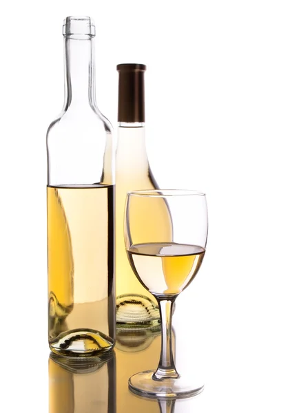 Бутылка вина и стекло на белом ковре — стоковое фото