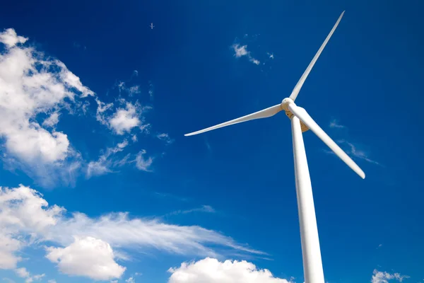 Wind turbine on blue sky — Stock Photo, Image