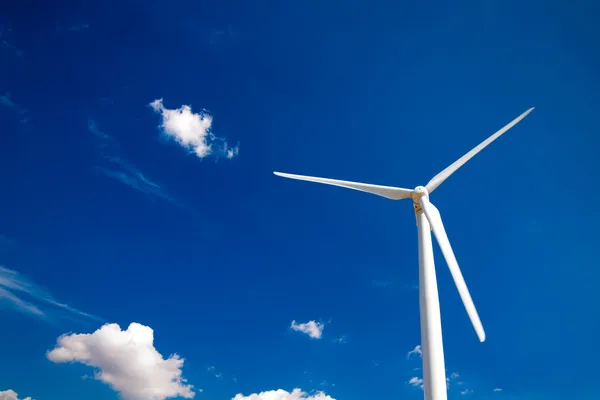 Turbina eoliană pe cerul albastru — Fotografie, imagine de stoc