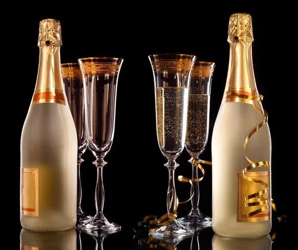 Glazen champagne met fles — Stockfoto