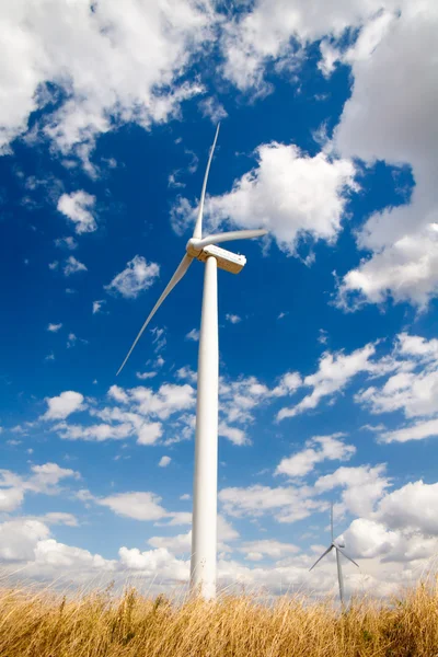 Windkraftanlage am blauen Himmel — Stockfoto