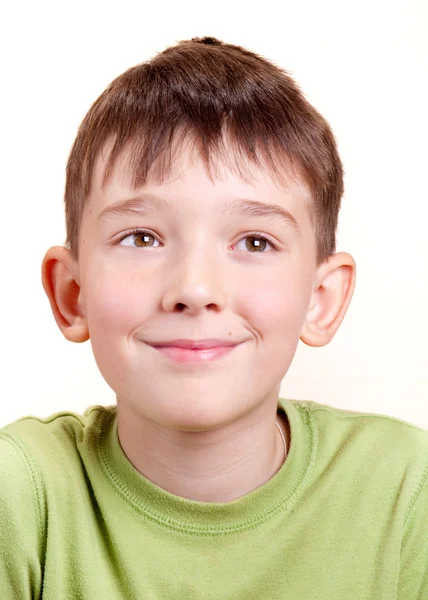 Um retrato de um menino sorridente bonito, isolado em um fundo branco . — Fotografia de Stock