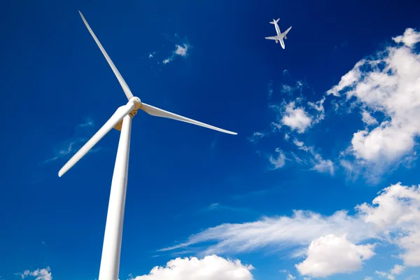 Wind turbine on blue sky — Stock Photo, Image