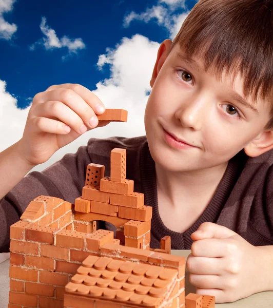 Jongen bouw huis geïsoleerd op wit — Stockfoto