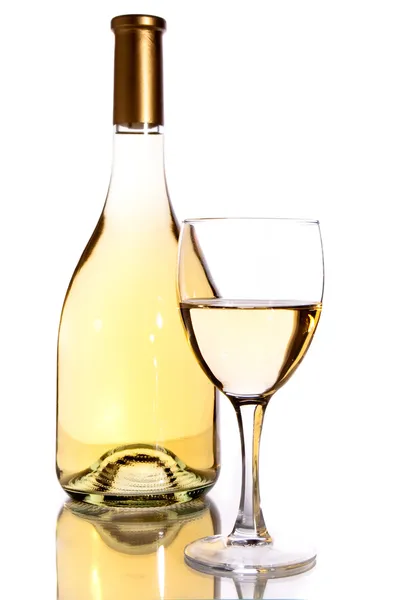 Бутылка вина и стекло на белом ковре — стоковое фото