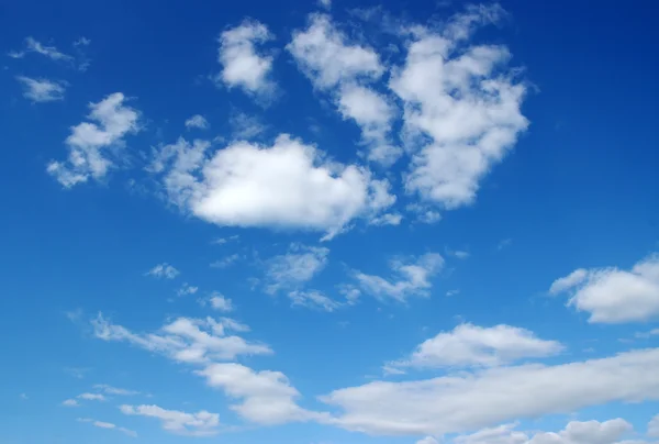 Nubes blancas esponjosas — Foto de Stock