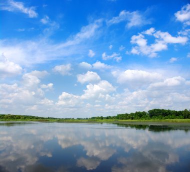 nehir ve mavi gökyüzü