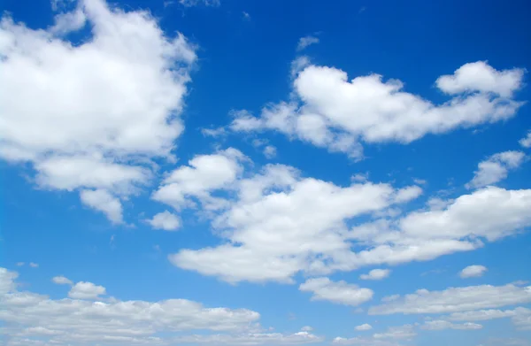 Hvite, buede skyer – stockfoto
