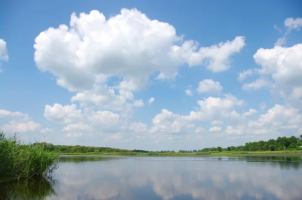Floden och blå himmel — Stockfoto