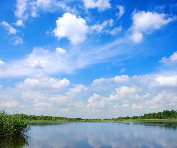 河和蓝色的天空 — 图库照片