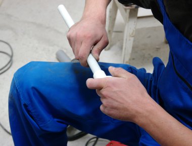 Tesisatçı borular yükleme