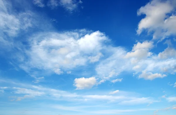 Weiße Wolken — Stockfoto