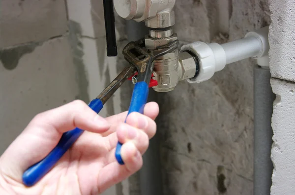 Plombier installant des tuyaux — Photo