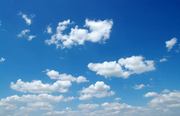 Weiße Wolken — Stockfoto