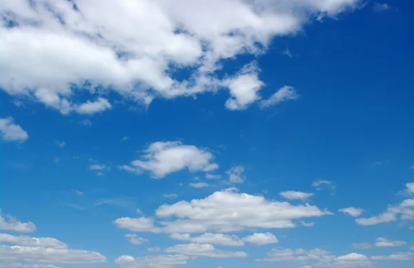 Weiße Wolken — Stockfoto