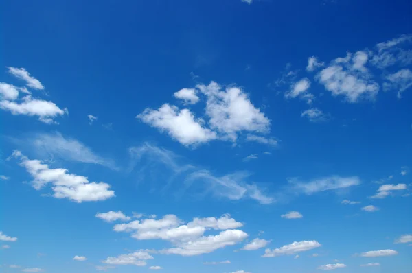 Weiße Wolken — Stockfoto