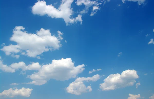 Weiße Wolken — Stockfoto