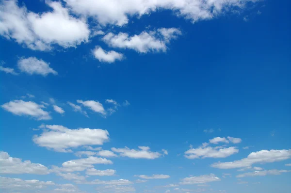 Weiße Wolken — Stockfoto