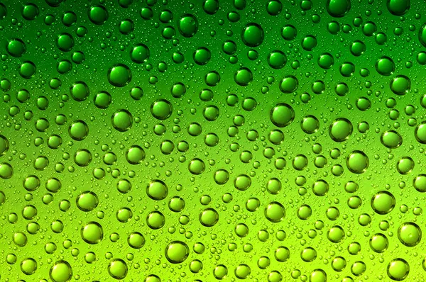 Зеленые капли воды — стоковое фото