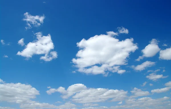 Weiße Wolken — Stockfoto