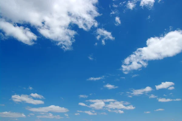 Weiße Wolken — Stockfoto