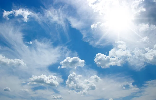 Witte wolken — Stockfoto