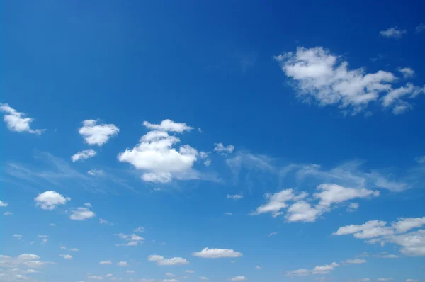 Weiße Wolken — Stockfoto